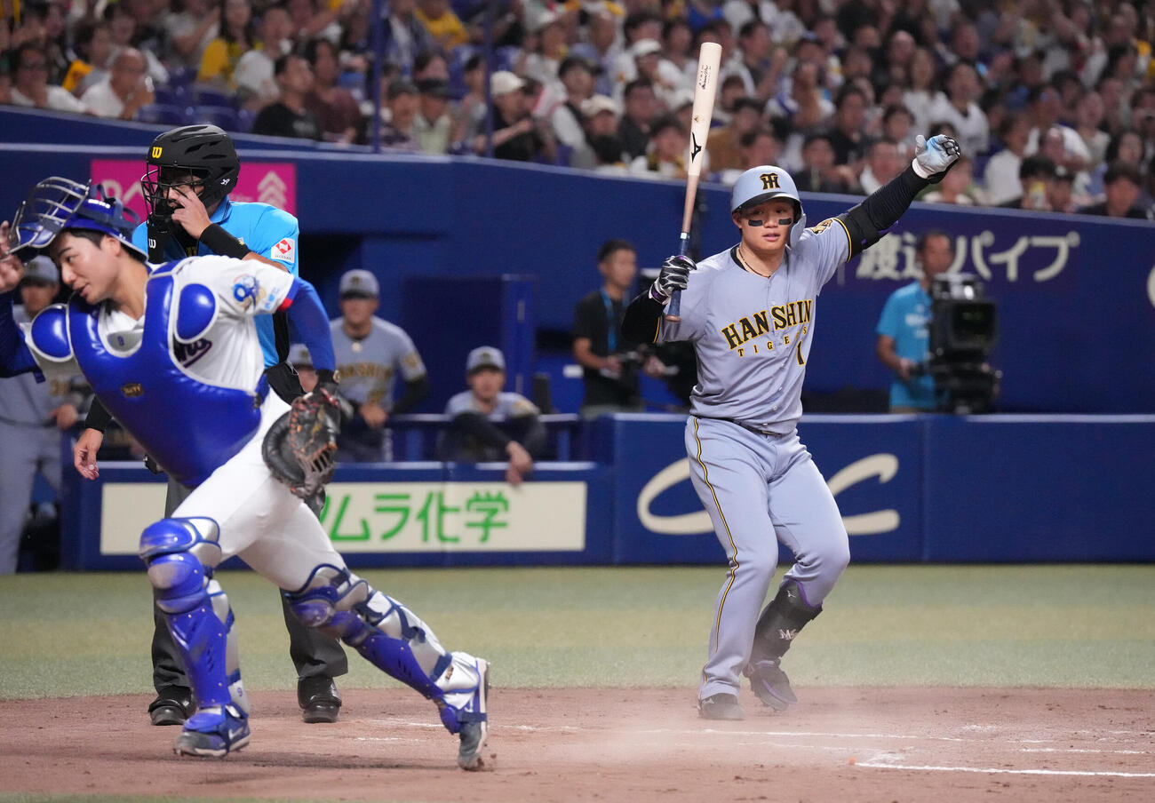 中日対阪神　3回表阪神1死三塁、中西聖輝の暴投で走者に合図する森下翔太（右）捕手は石伊雄太（撮影・森本幸一）