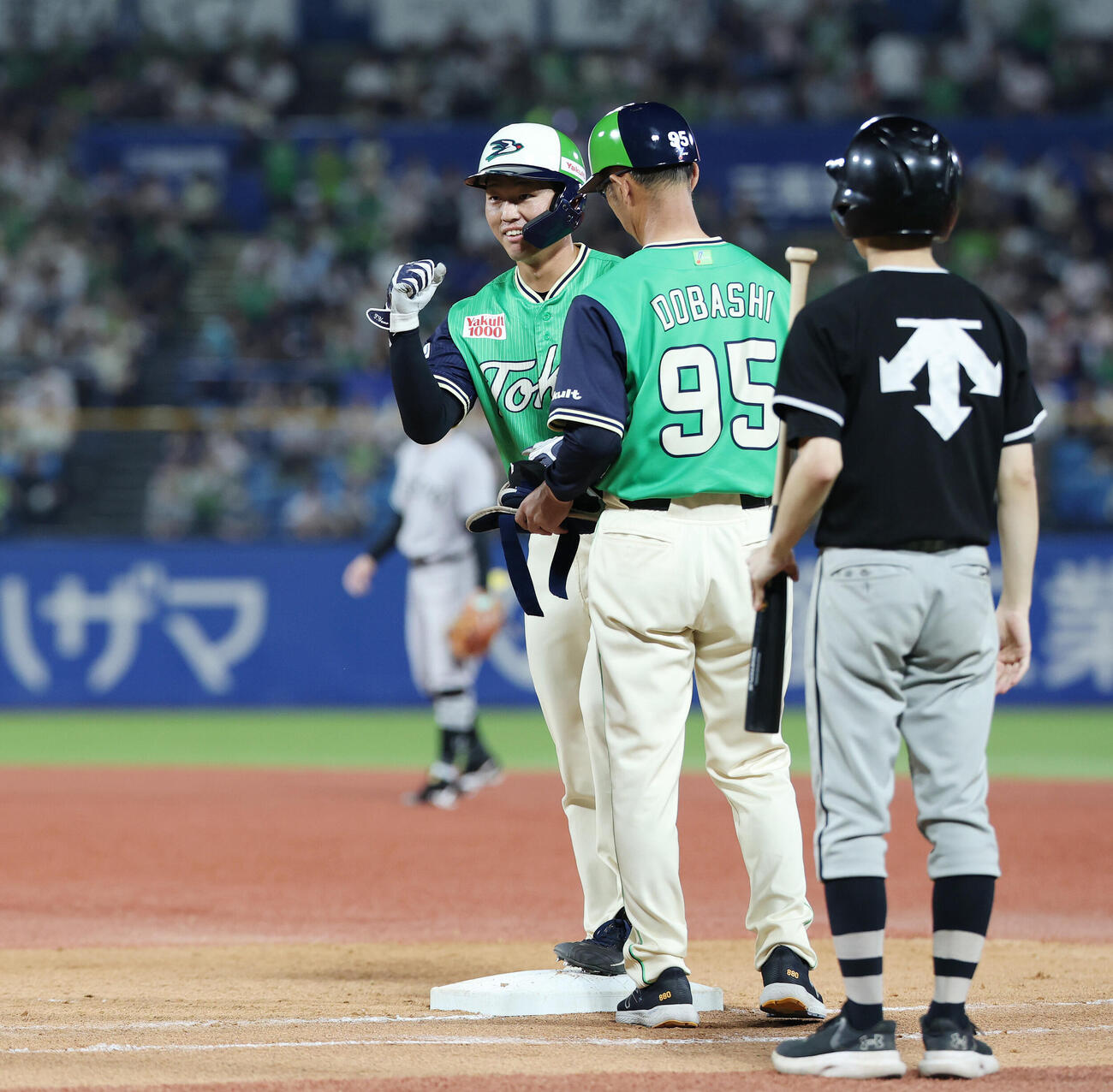 ヤクルト対巨人　8回裏ヤクルト2死、内野安打を放ちガッツポーズする矢野泰二郎（撮影・宮地輝）