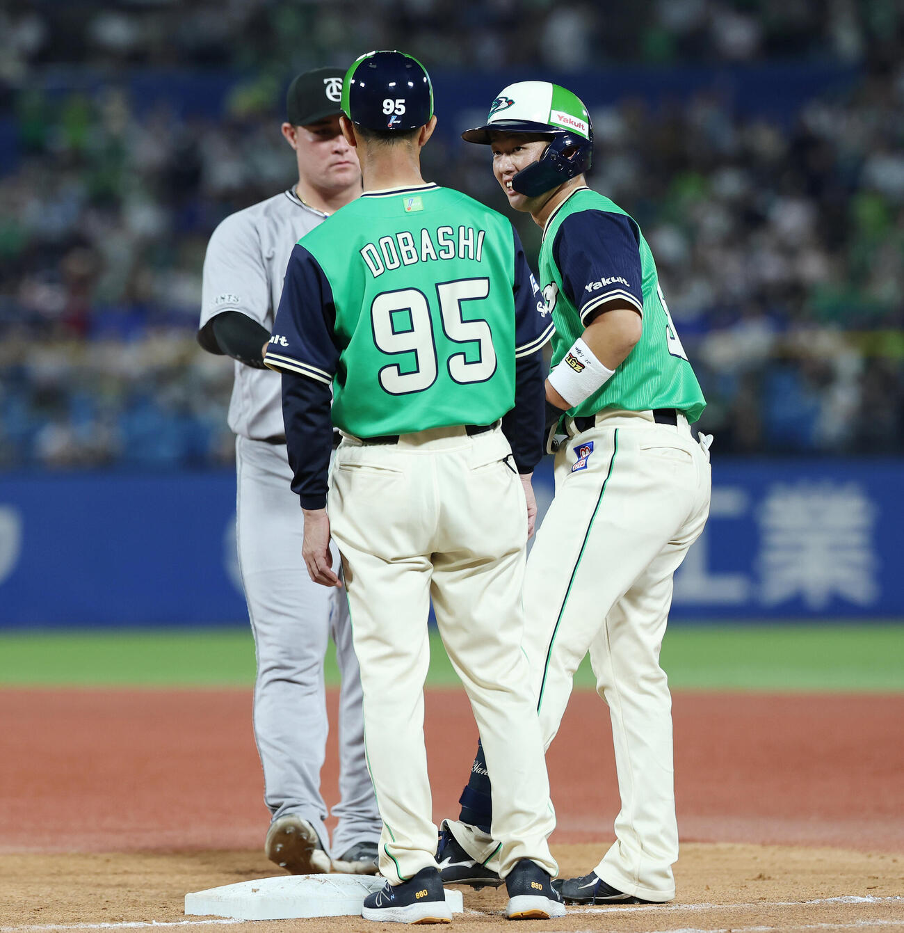 ヤクルト対巨人　8回裏ヤクルト2死、内野安打を放ち笑顔の矢野泰二郎（撮影・宮地輝）