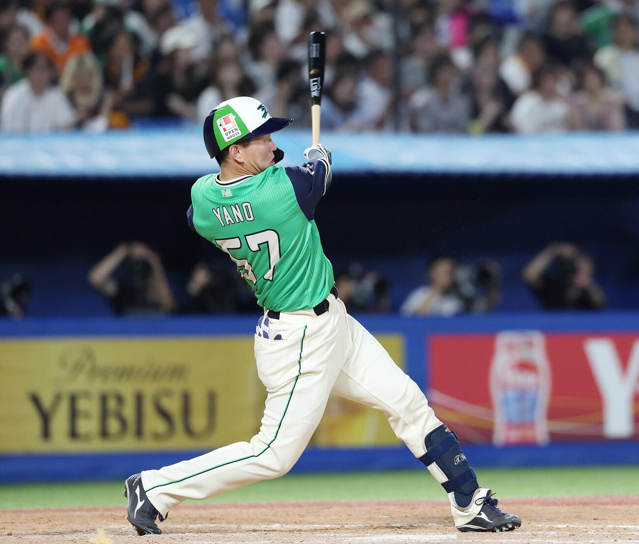 ヤクルト対巨人　8回裏ヤクルト2死、内野安打を放つ矢野泰二郎（撮影・宮地輝）