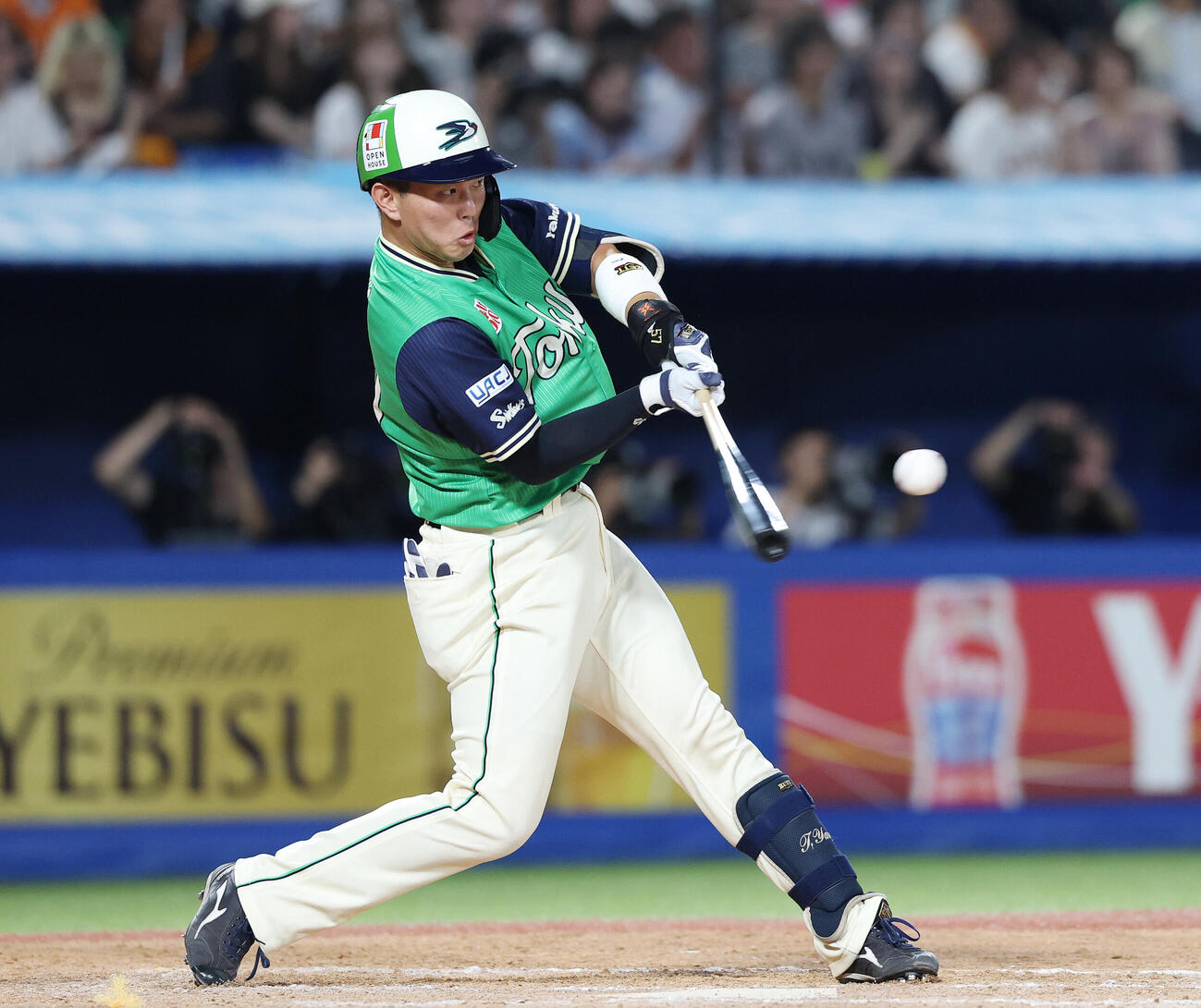 ヤクルト対巨人　8回裏ヤクルト2死、内野安打を放つ矢野泰二郎（撮影・宮地輝）
