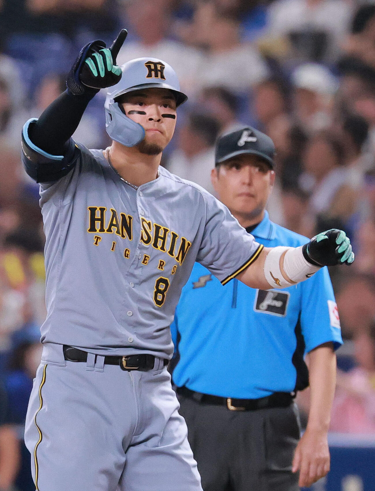 中日対阪神　8回表阪神無死満塁、佐藤輝明は適時打を放ちベンチに向かってポーズする（撮影・上山淳一）