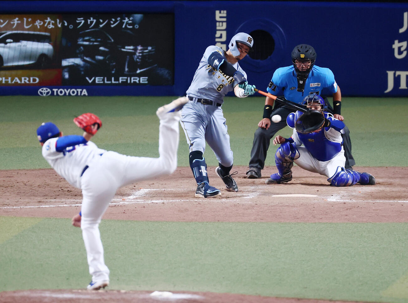 中日対阪神　9回表阪神2死一塁、右前打を放つ佐藤輝明。投手松山晋也（撮影・加藤哉）