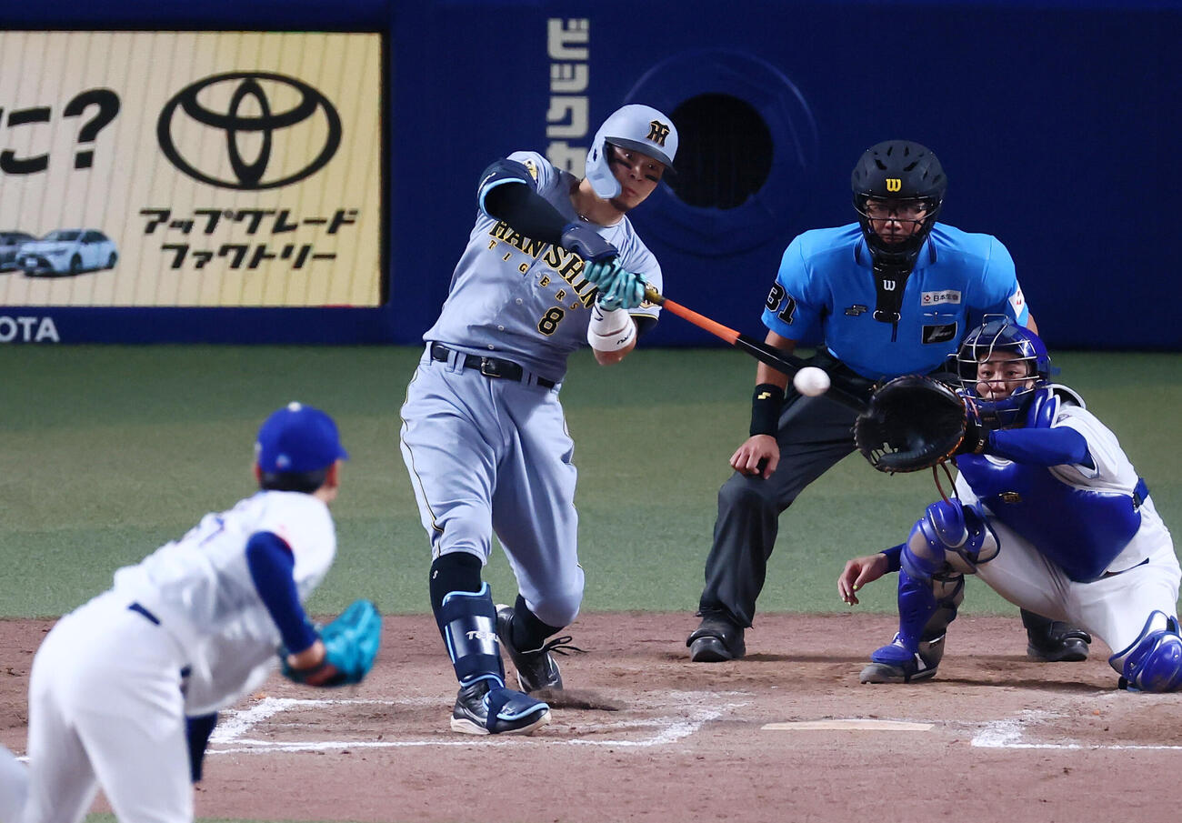 中日対阪神　8回表阪神無死満塁、佐藤輝明は右前適時打を放つ。投手吉田聖弥（撮影・加藤哉）