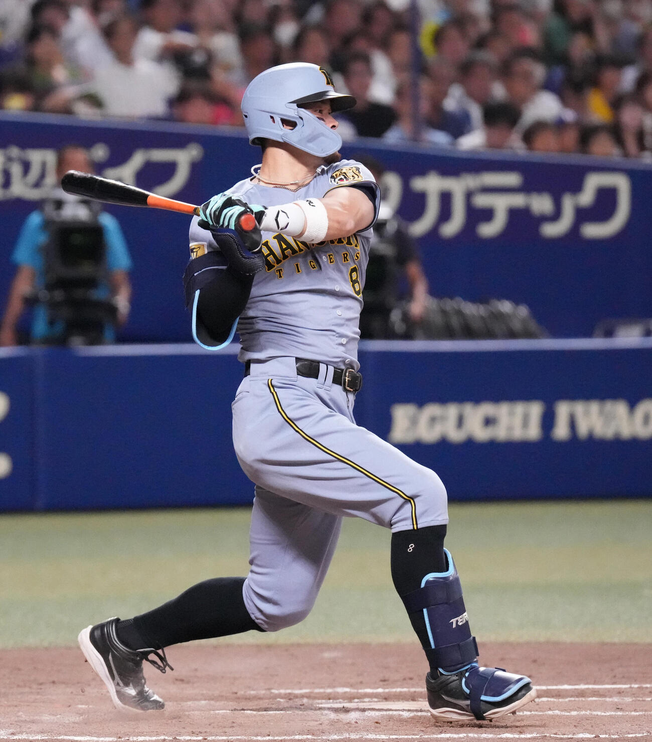 中日対阪神　8回表阪神無死満塁、適時打を放つ佐藤輝明（撮影・森本幸一）