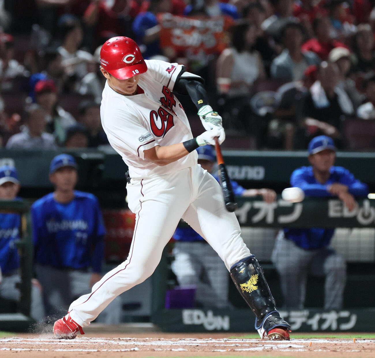 広島対DeNA 6回裏広島1死二、三塁、佐々木泰は勝ち越しの左適時打を放つ（撮影・加藤孝規）