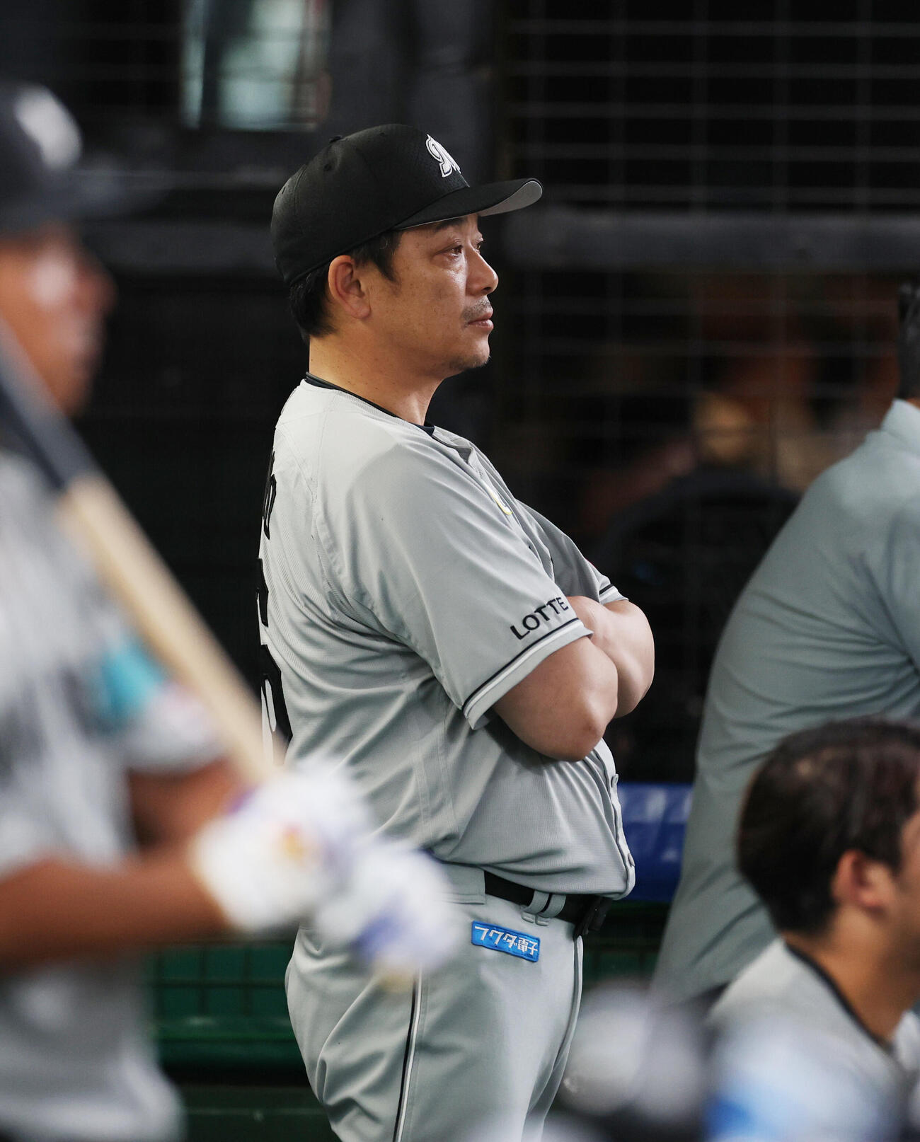 西武対ロッテ　戦況を見守るロッテサブロー監督（撮影・増田悦実）