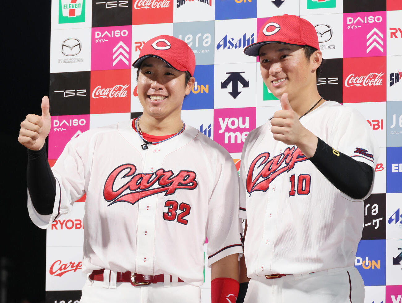 広島対DeNA　お立ち台でポーズを決める石原貴規（左）と佐々木泰（撮影・加藤孝規）