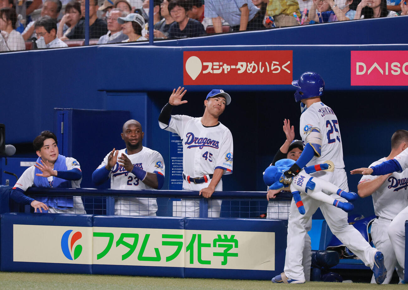 中日対阪神　6回裏中日無死、石川昂弥（手前）はソロ本塁打を放ち祝福を受ける（撮影・上山淳一）