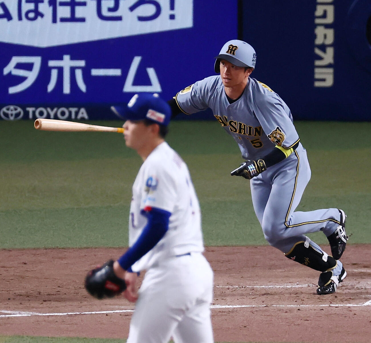 中日対阪神　3回表阪神無死、近本光司は右線へ二塁打を放つ。投手中西聖輝（撮影・加藤哉）