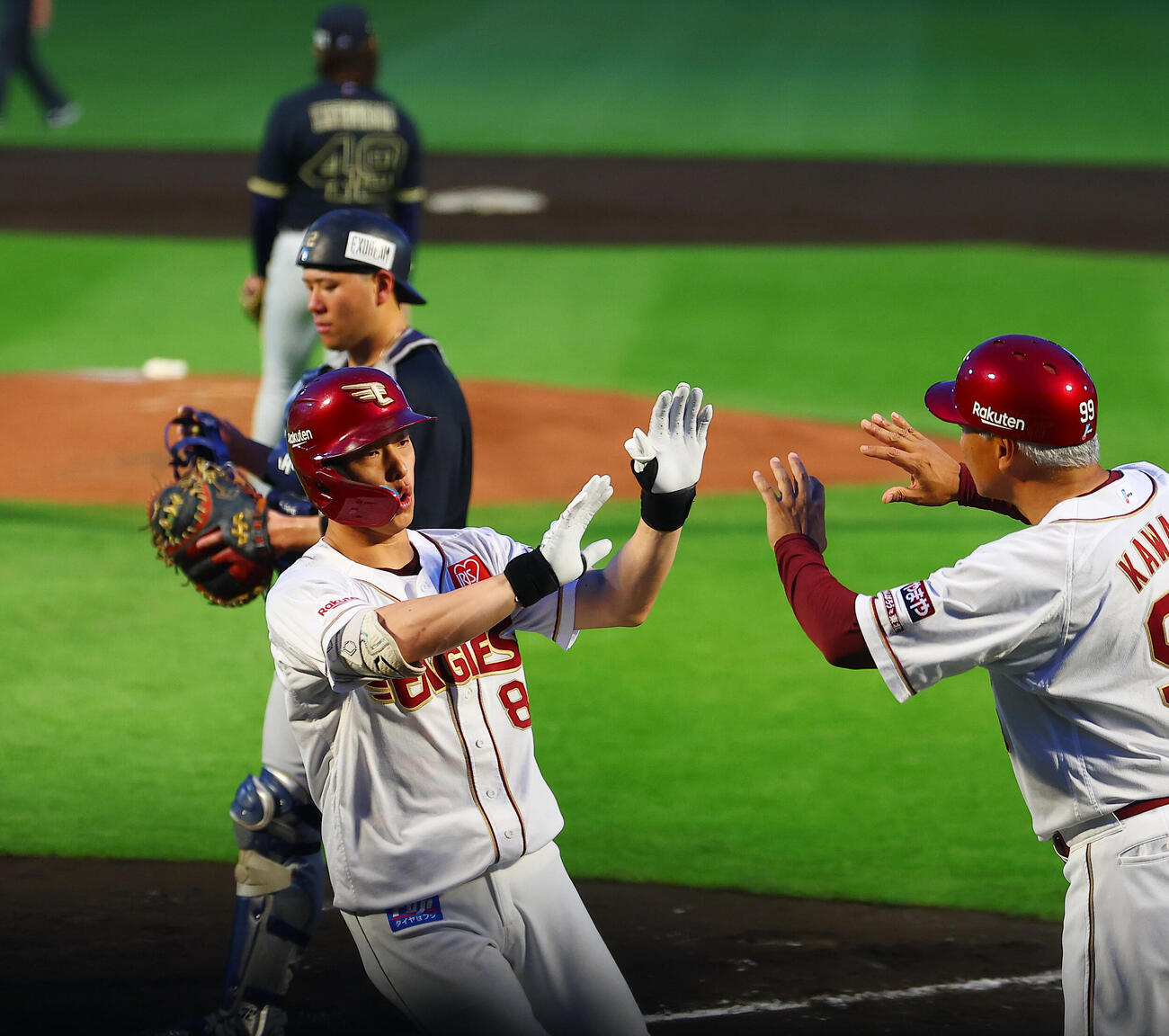 楽天対オリックス　3回裏楽天2死、本塁打を放ち川名慎一コーチに迎えられる辰己涼介（撮影・野上伸悟）