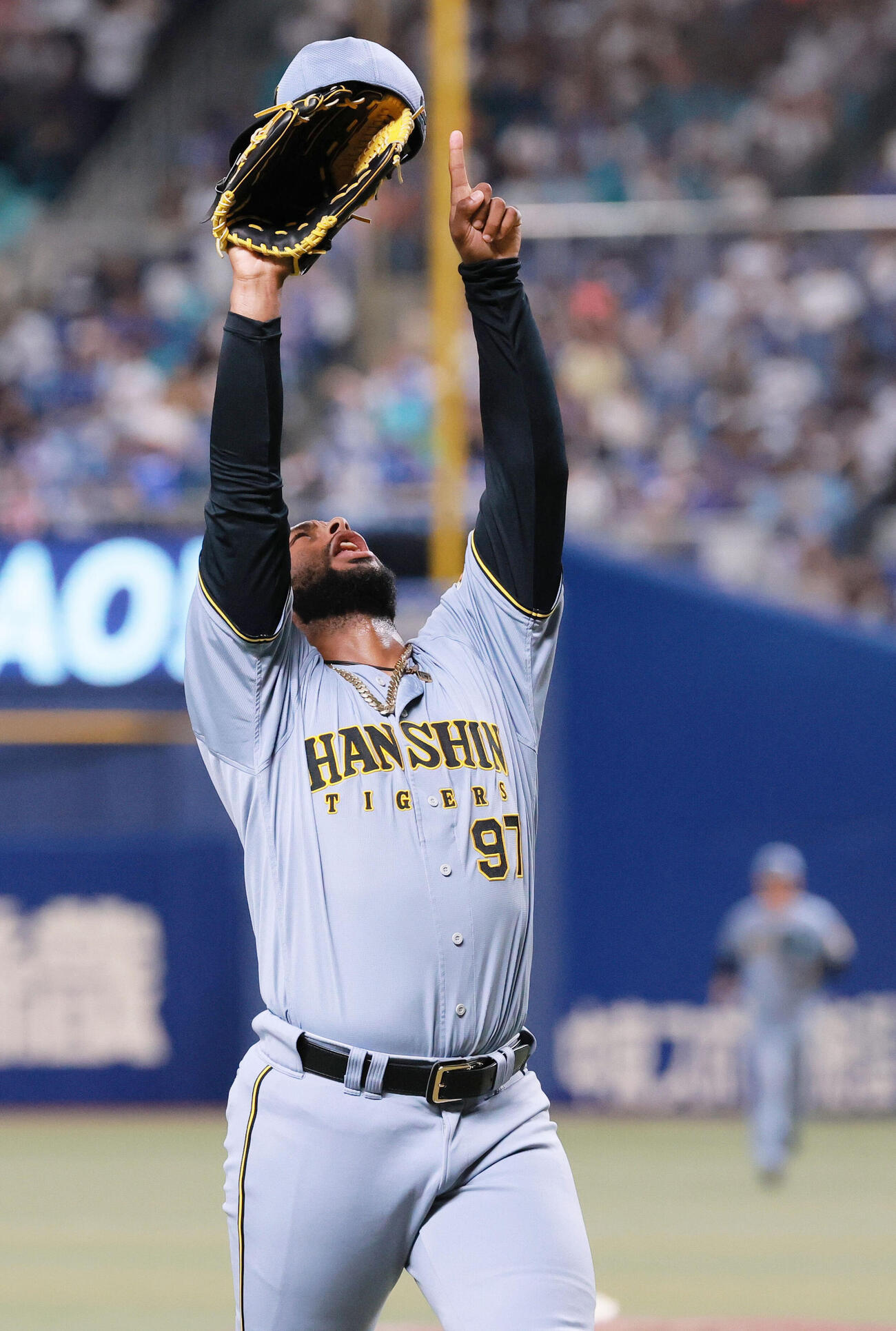 中日対阪神　8回裏に登板の阪神アンダーソン・セベリーノは無失点で抑えポーズを取る（撮影・上山淳一）