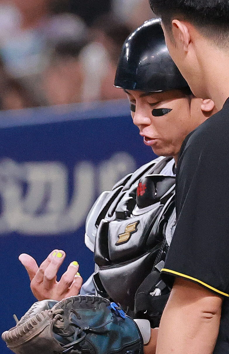 中日対阪神　7回裏中日無死一、二塁、指を気にする梅野隆太郎（撮影・上山淳一）