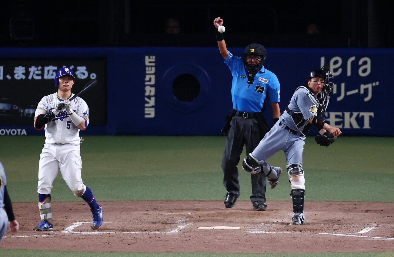 中日対阪神　5回裏中日無死一塁、打者村松開人のとき一走細川成也の二塁盗塁を刺す梅野隆太郎（撮影・加藤哉）