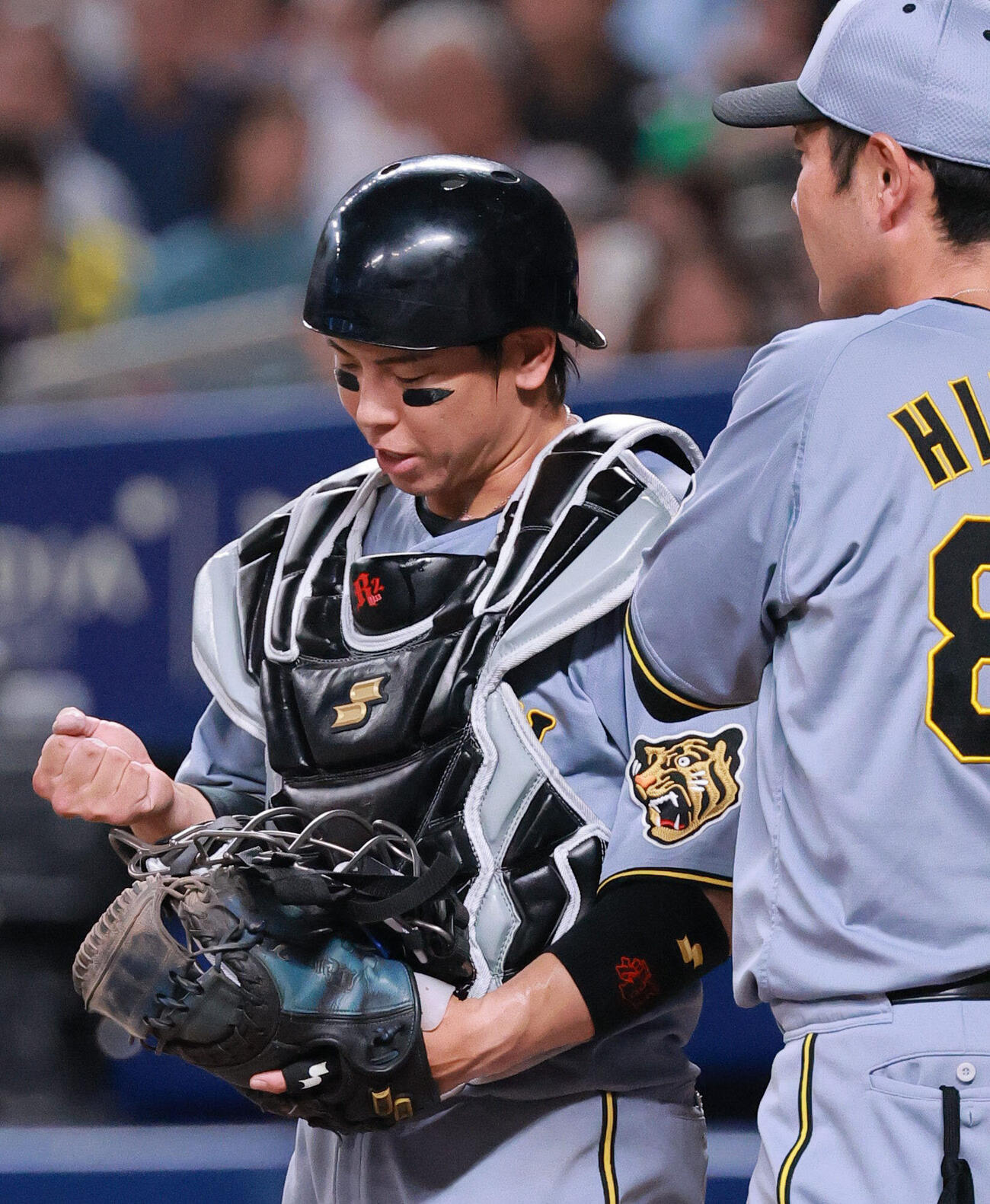 中日対阪神　7回裏中日無死一、二塁、指を気にする梅野隆太郎（撮影・上山淳一）