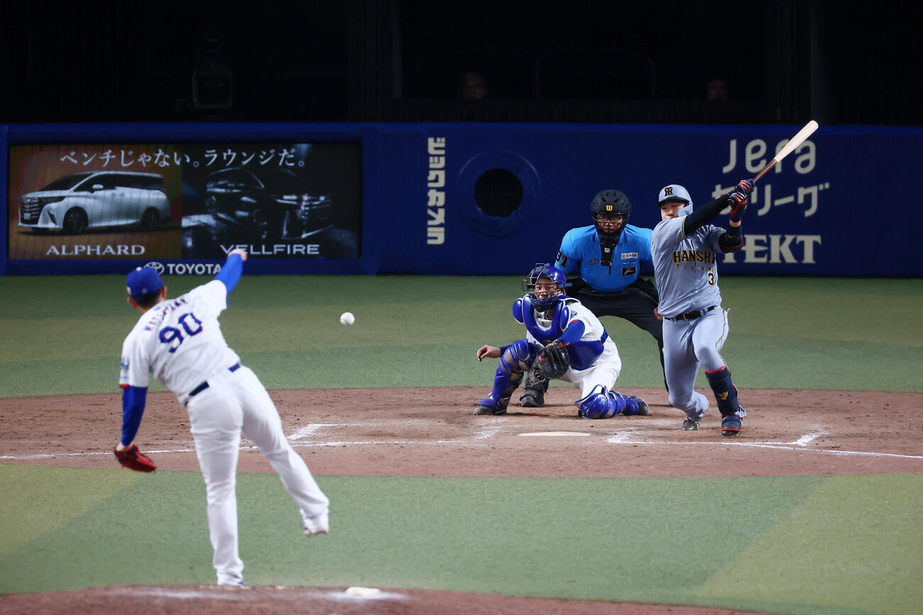 中日対阪神　9回表阪神2死一、二塁、内野安打を放つ大山悠輔。投手松山晋也（撮影・加藤哉）