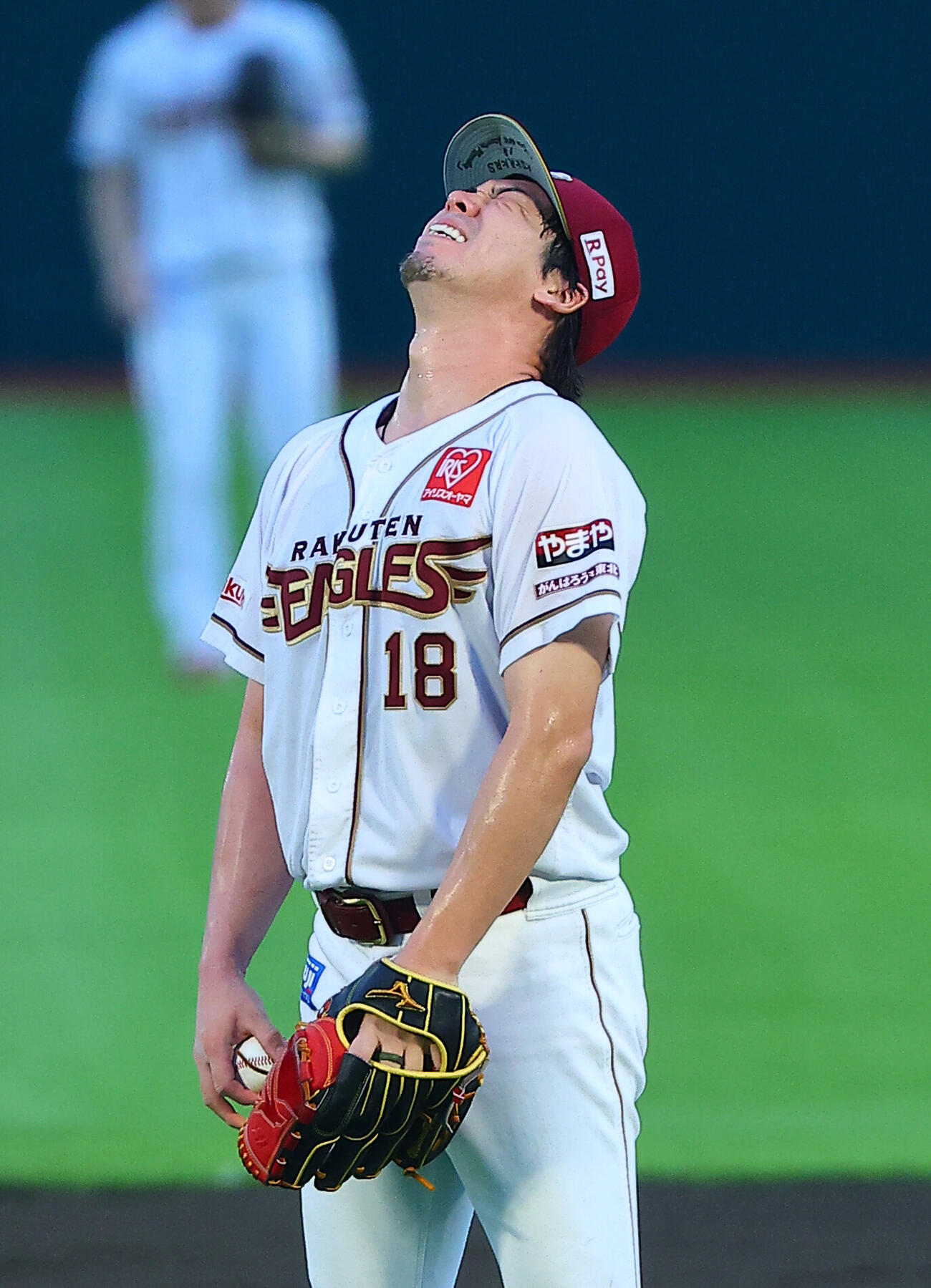 楽天対オリックス　3回表オリックス無死二塁、来田涼斗の打球を捕れず内野安打とし悔しがる前田健太（撮影・野上伸悟）