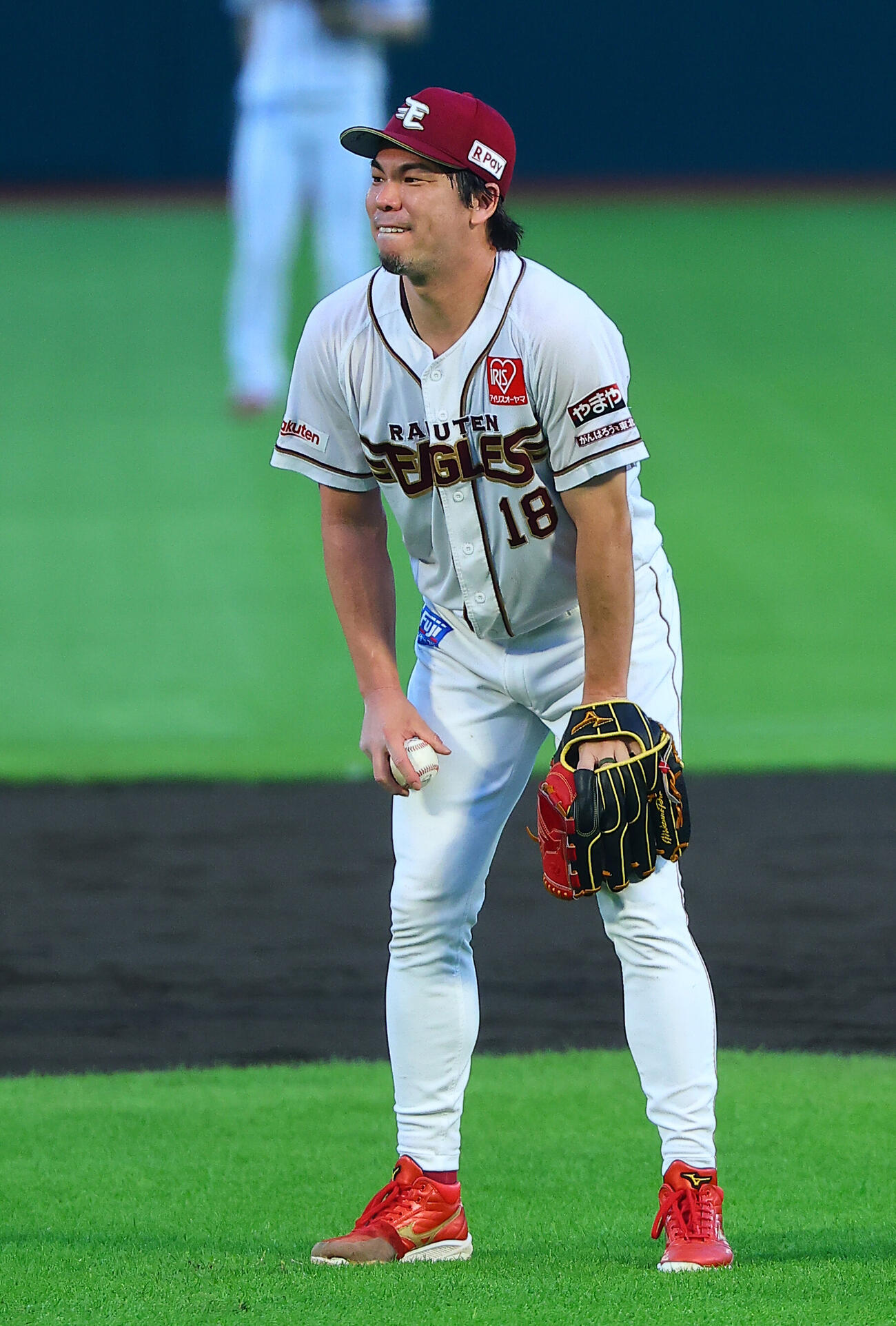 楽天対オリックス　3回表オリックス無死二塁、来田涼斗の打球を捕れず内野安打とし悔しがる前田健太（撮影・野上伸悟）