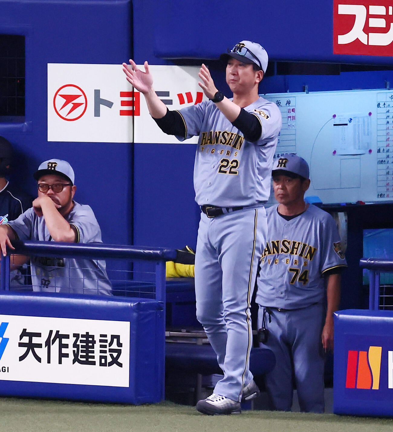 中日対阪神　5回表阪神2死、森下翔太の一塁判定にリクエストする藤川球児監督（撮影・加藤哉）