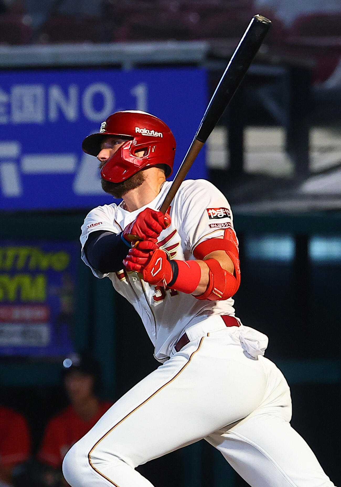 楽天対オリックス　8回裏楽天1死三塁、適時安打を放つカーソン・マッカスカー（撮影・野上伸悟）