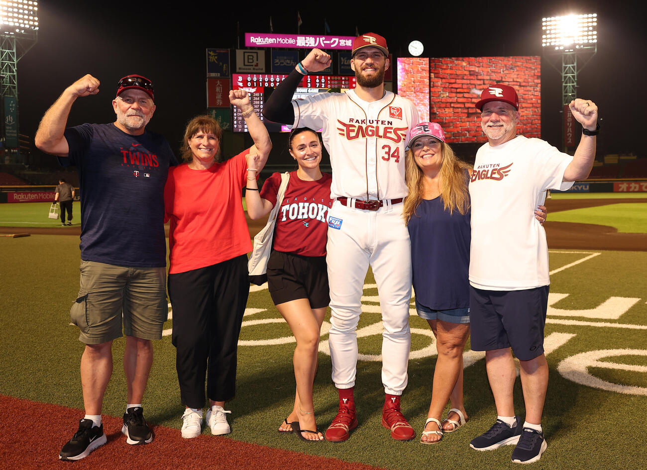 楽天対オリックス　勝利し来日中の家族、親戚らと喜ぶ楽天カーソン・マッカスカー（撮影・野上伸悟）