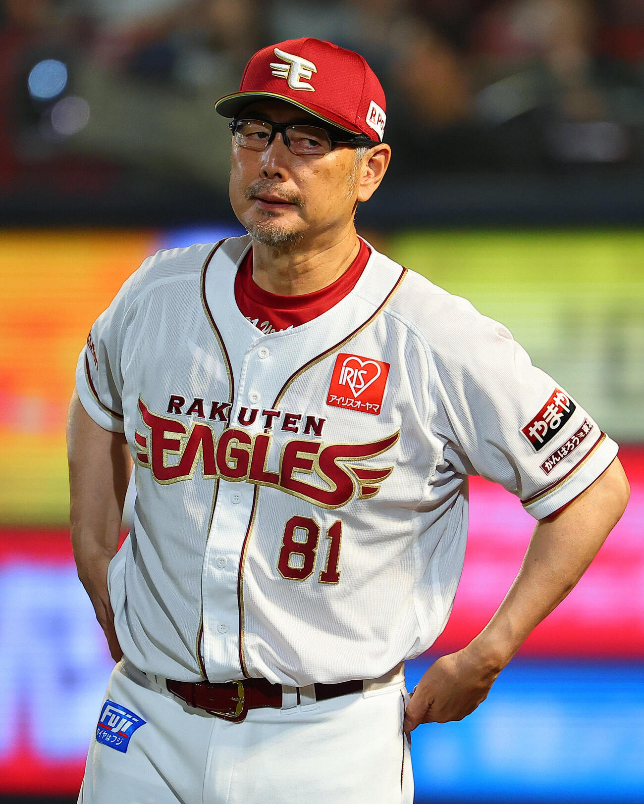 楽天対オリックス　選手交代を告げる楽天吉井理人監督（撮影・野上伸悟）