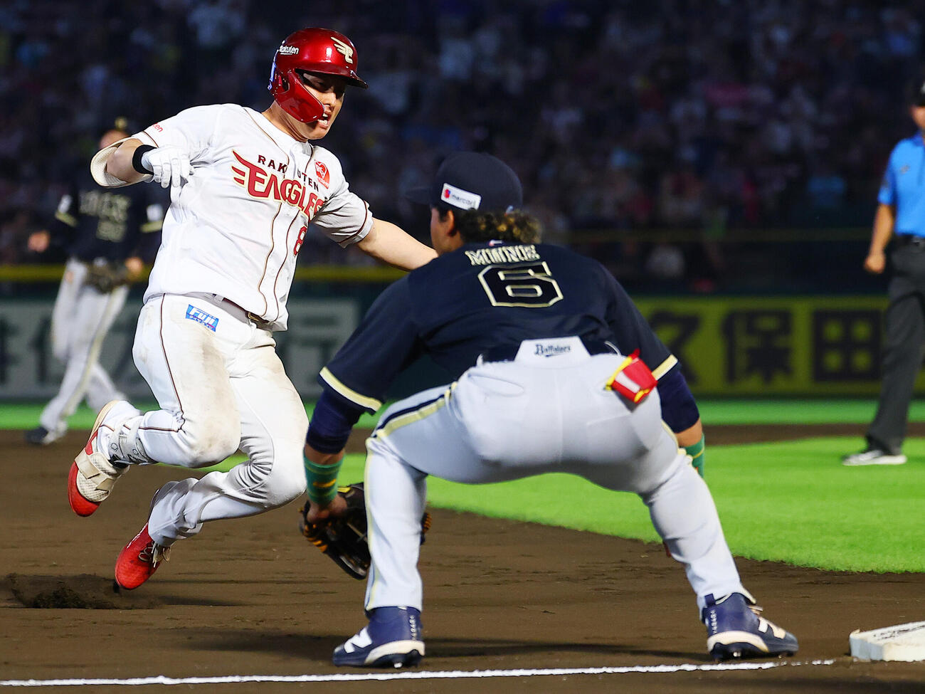 楽天対オリックス　8回裏楽天1死、三塁打を放つ辰己涼介（撮影・野上伸悟）