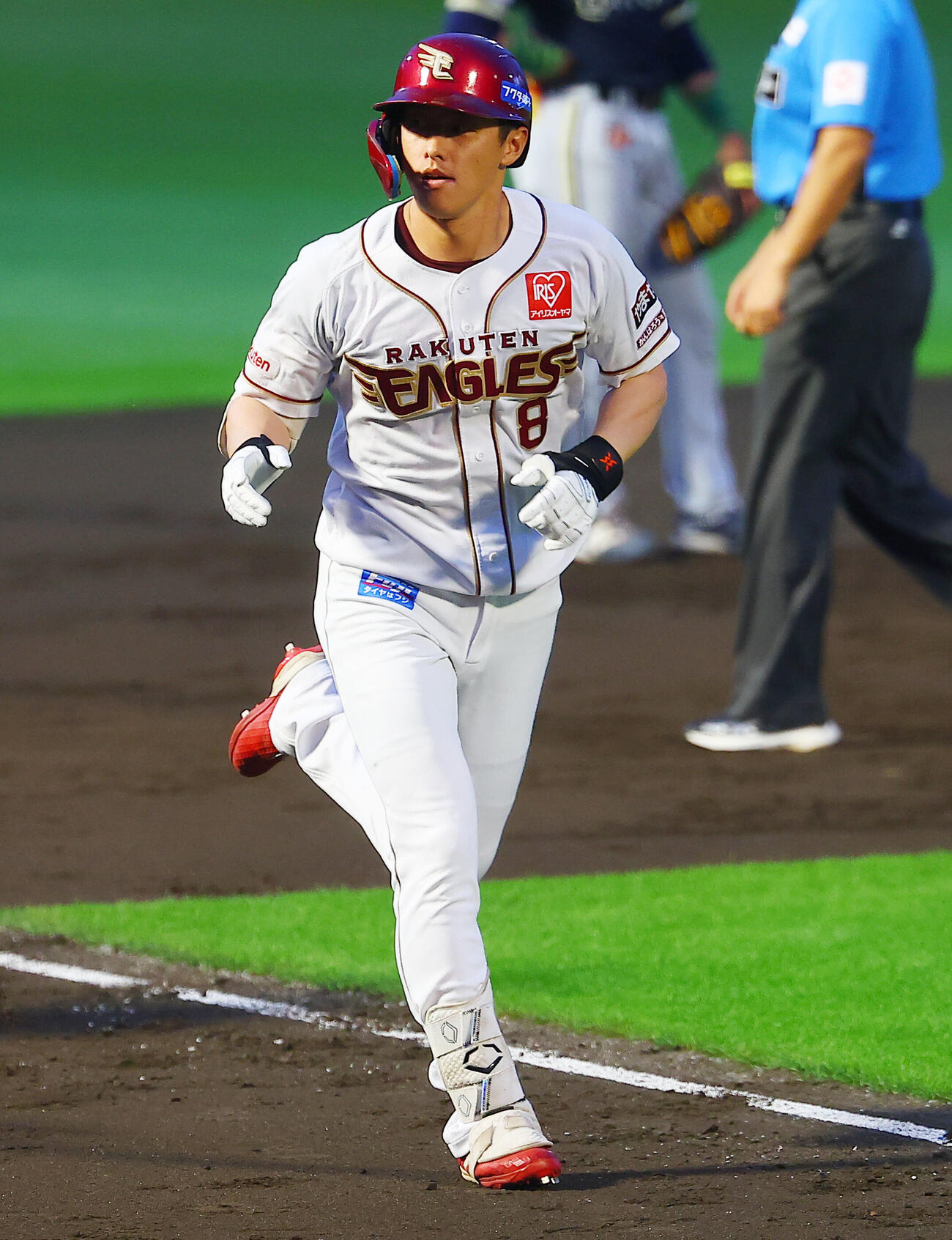 楽天対オリックス　3回裏楽天2死、本塁打を放ち本塁に向かう辰己涼介（撮影・野上伸悟）