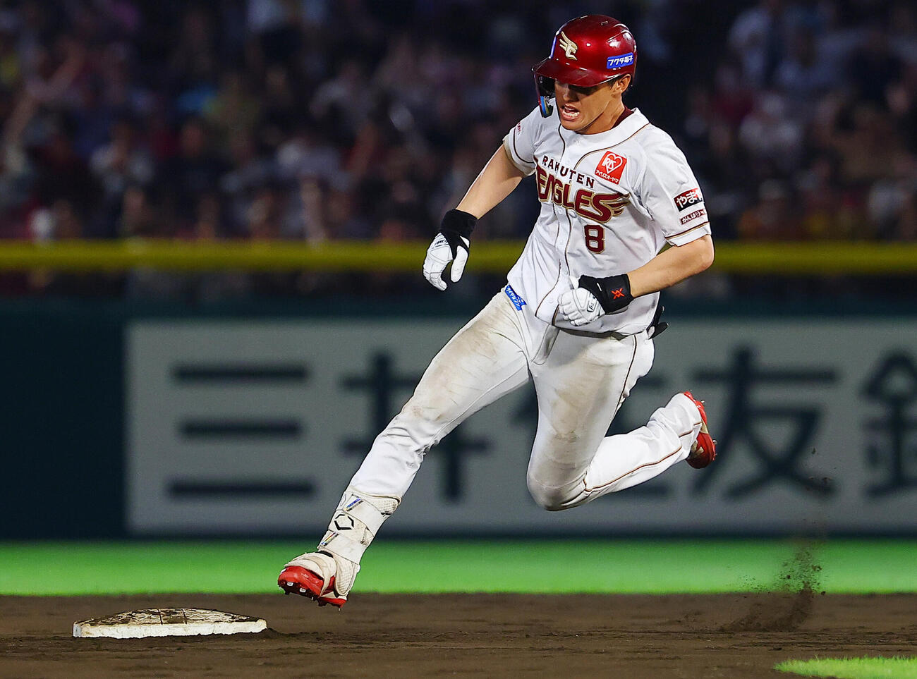 楽天対オリックス　8回裏楽天1死、三塁打を放つ辰己涼介（撮影・野上伸悟）