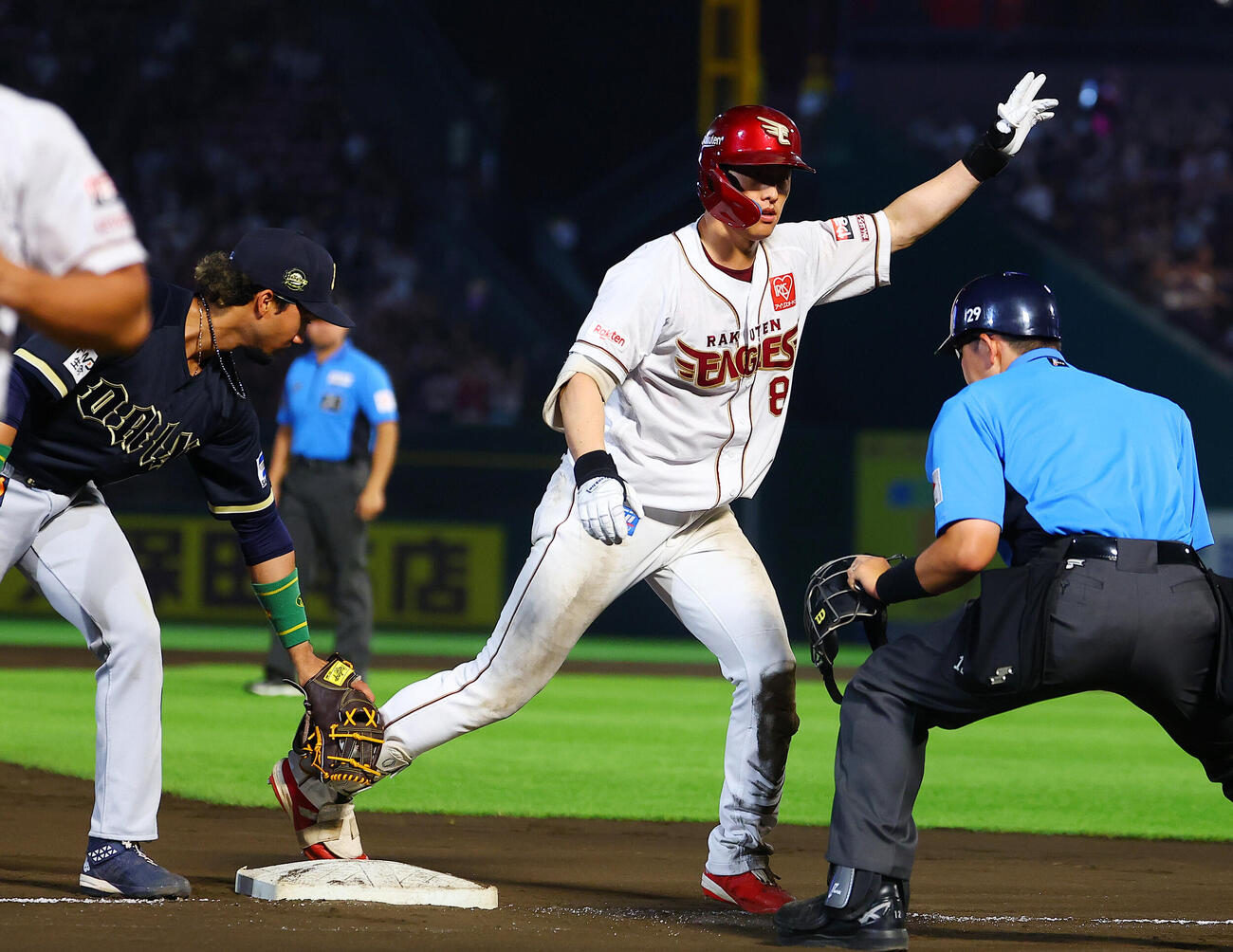 楽天対オリックス　8回裏楽天1死、三塁打を放つ辰己涼介（撮影・野上伸悟）