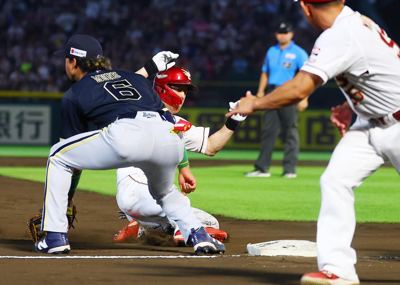 楽天対オリックス　8回裏楽天1死、三塁打を放つ辰己涼介（撮影・野上伸悟）