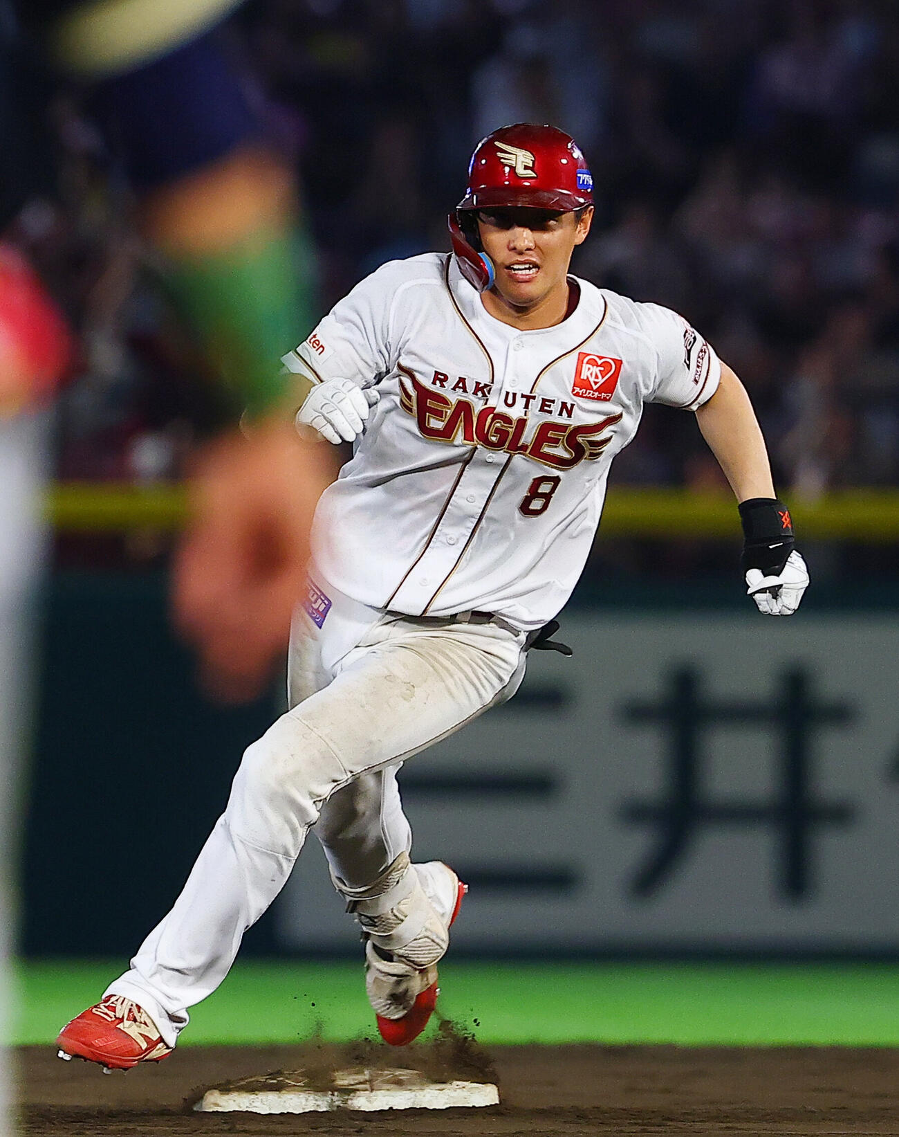 楽天対オリックス　8回裏楽天1死、三塁打を放つ辰己涼介（撮影・野上伸悟）