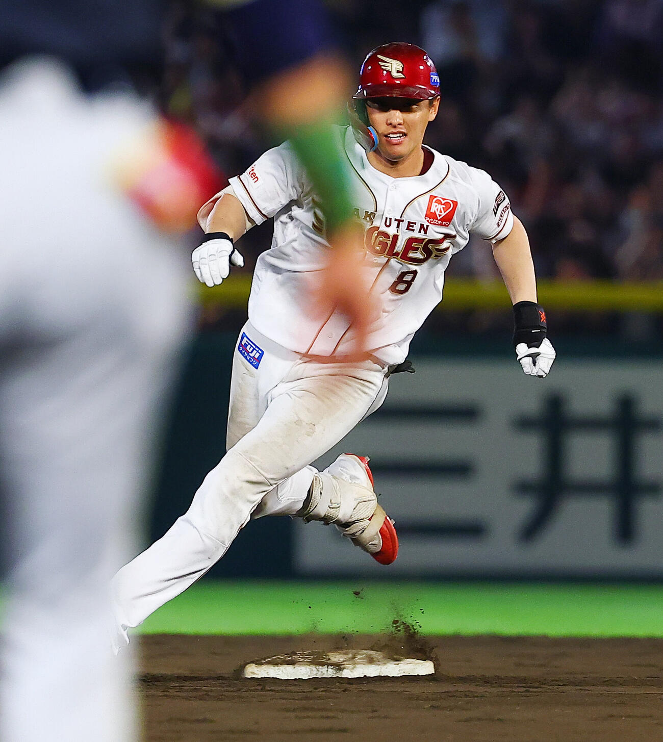 楽天対オリックス　8回裏楽天1死、三塁打を放つ辰己涼介（撮影・野上伸悟）