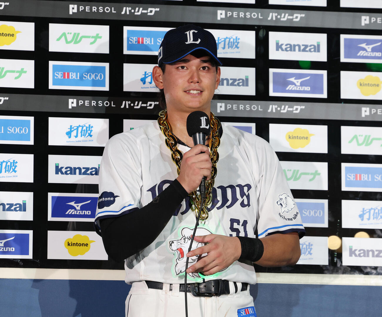 西武対ロッテ　ヒーローインタビューに応える西武西川愛也（撮影・増田悦実）