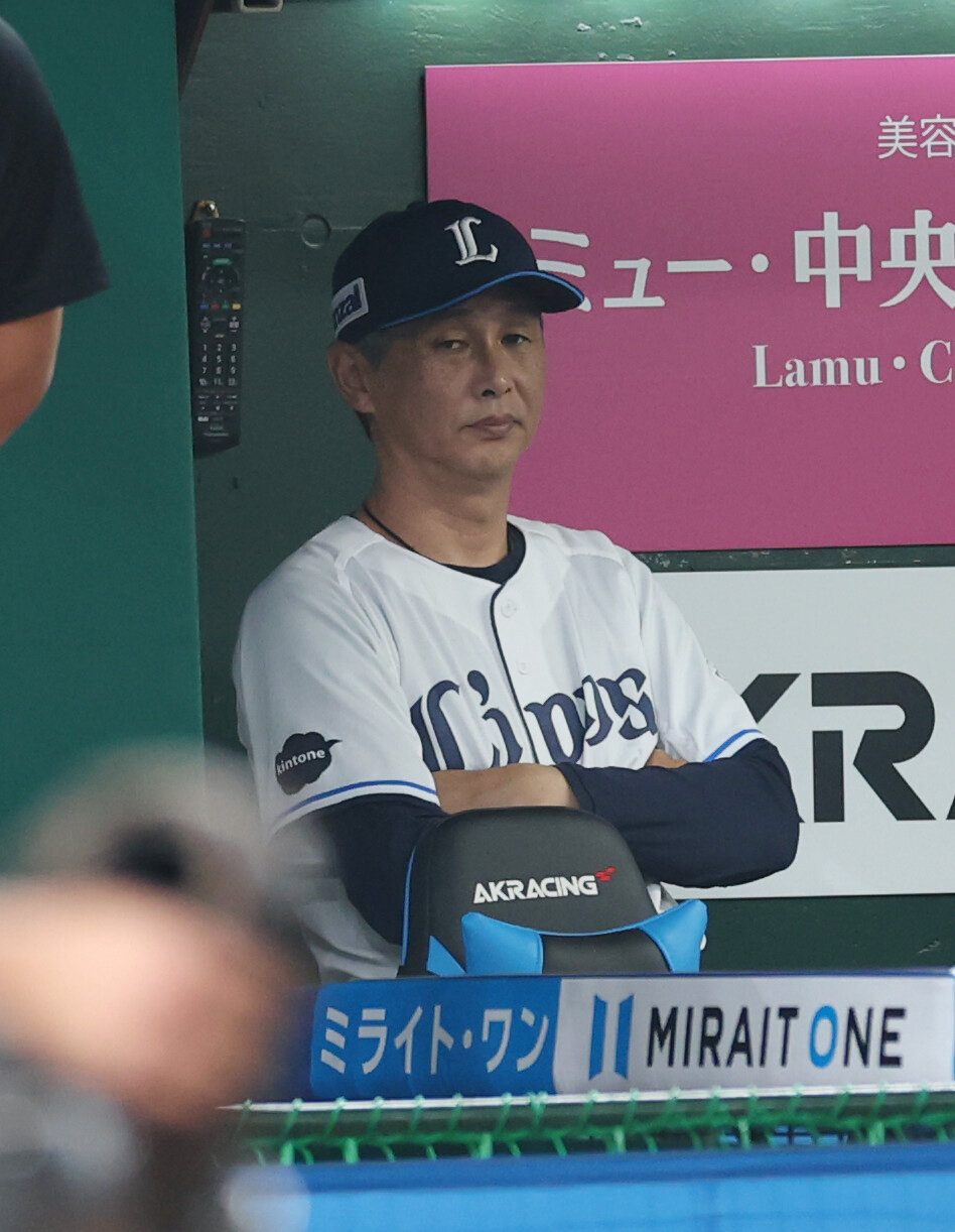 西武対ロッテ　戦況を見守る西武西口文也監督（撮影・増田悦実）