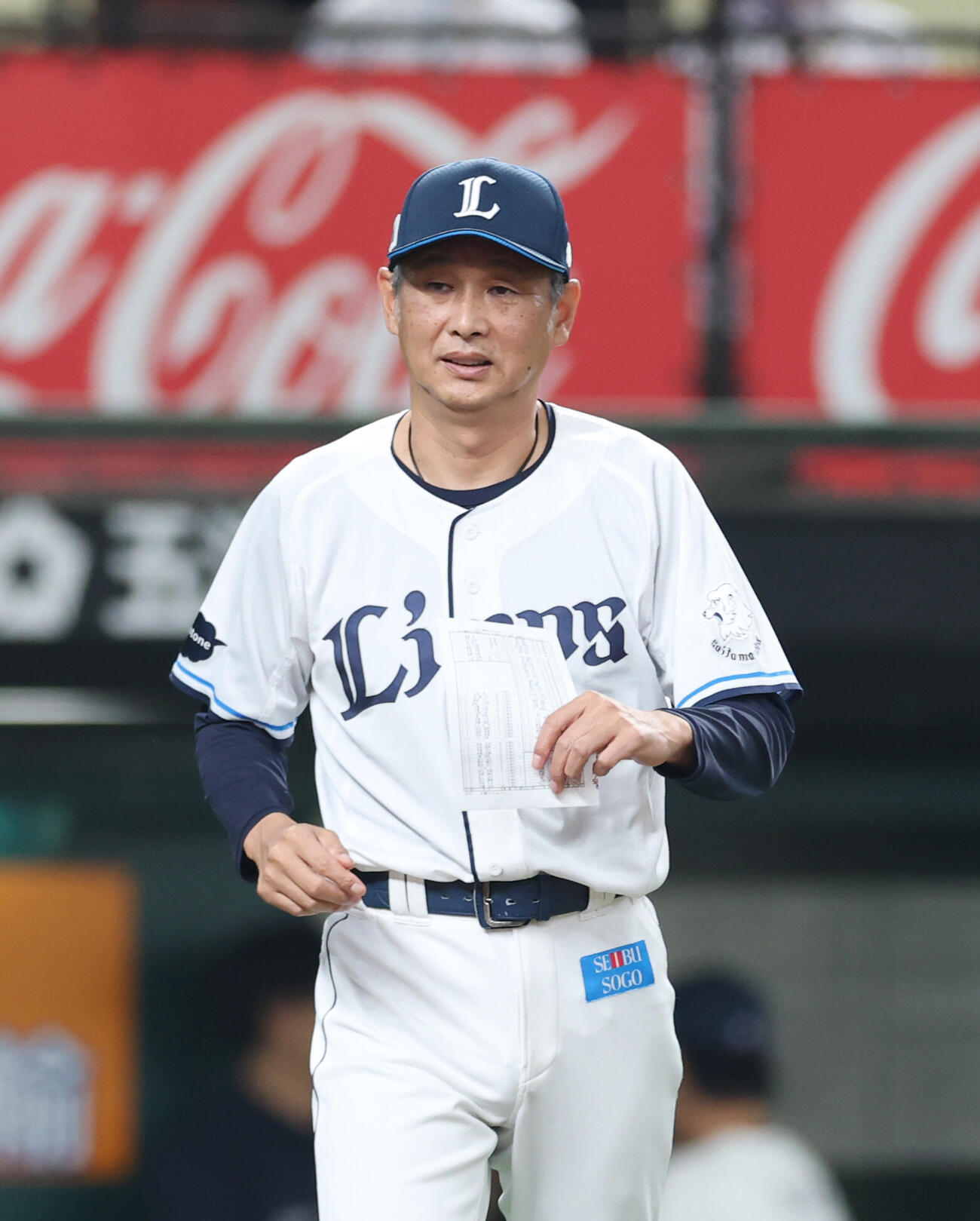 西武対ロッテ　メンバー表交換を行う西武西口文也監督（撮影・増田悦実）