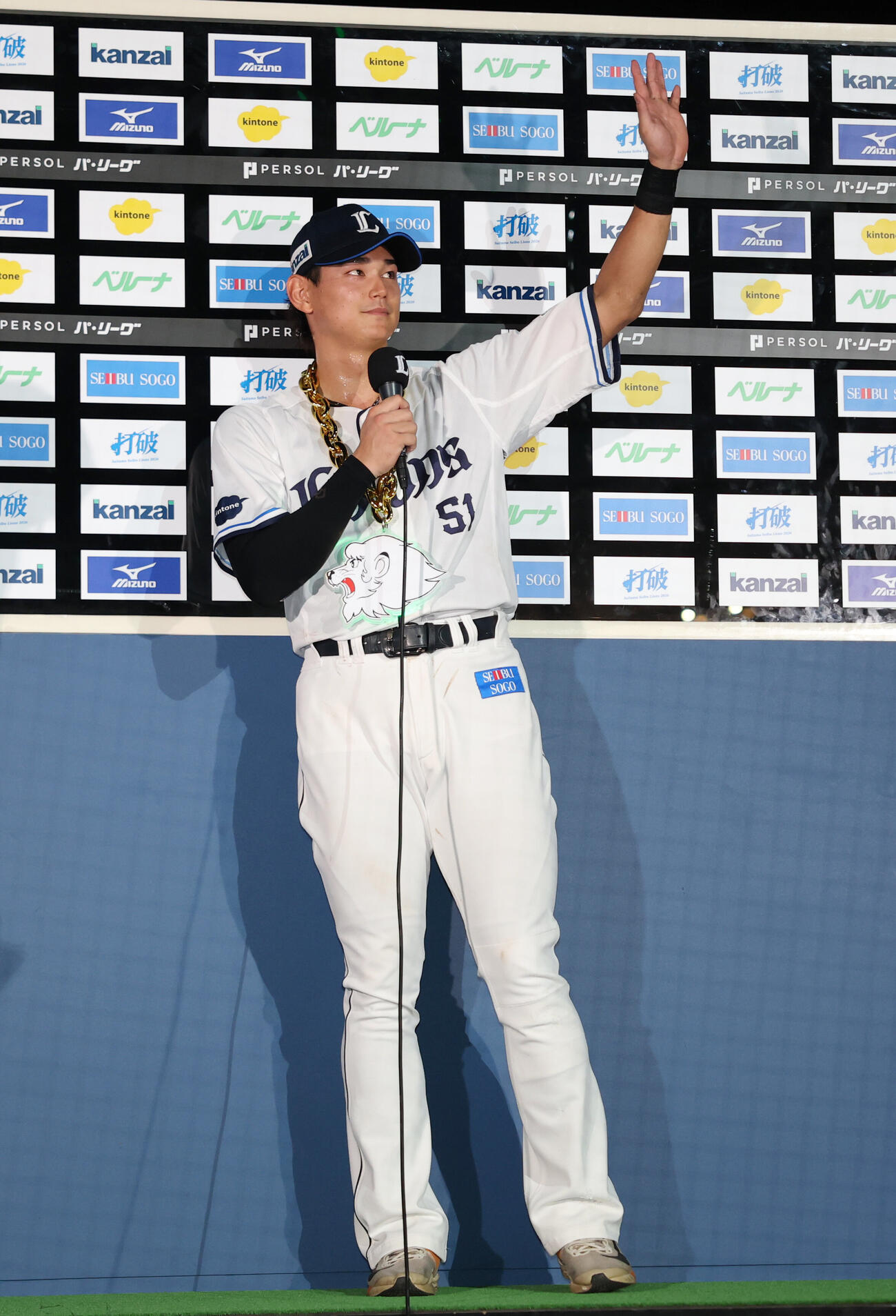 西武対ロッテ　ヒーローインタビューに応える西武西川愛也（撮影・増田悦実）