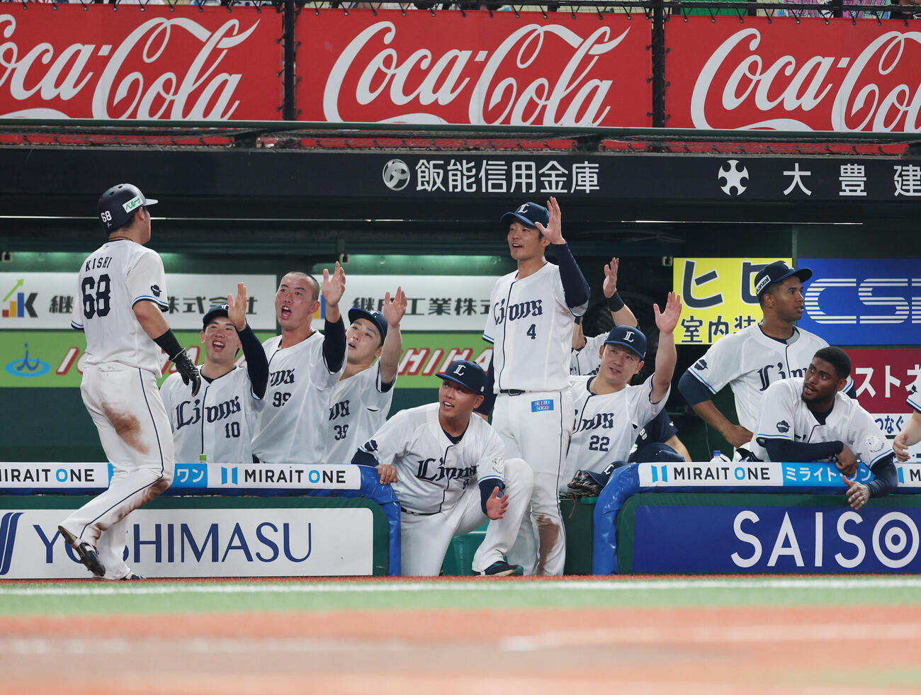 西武対ロッテ　8回裏西武1死一、三塁、西川愛也の適時三塁打で生還した岸潤一郎を出迎える西武ナイン（撮影・増田悦実）