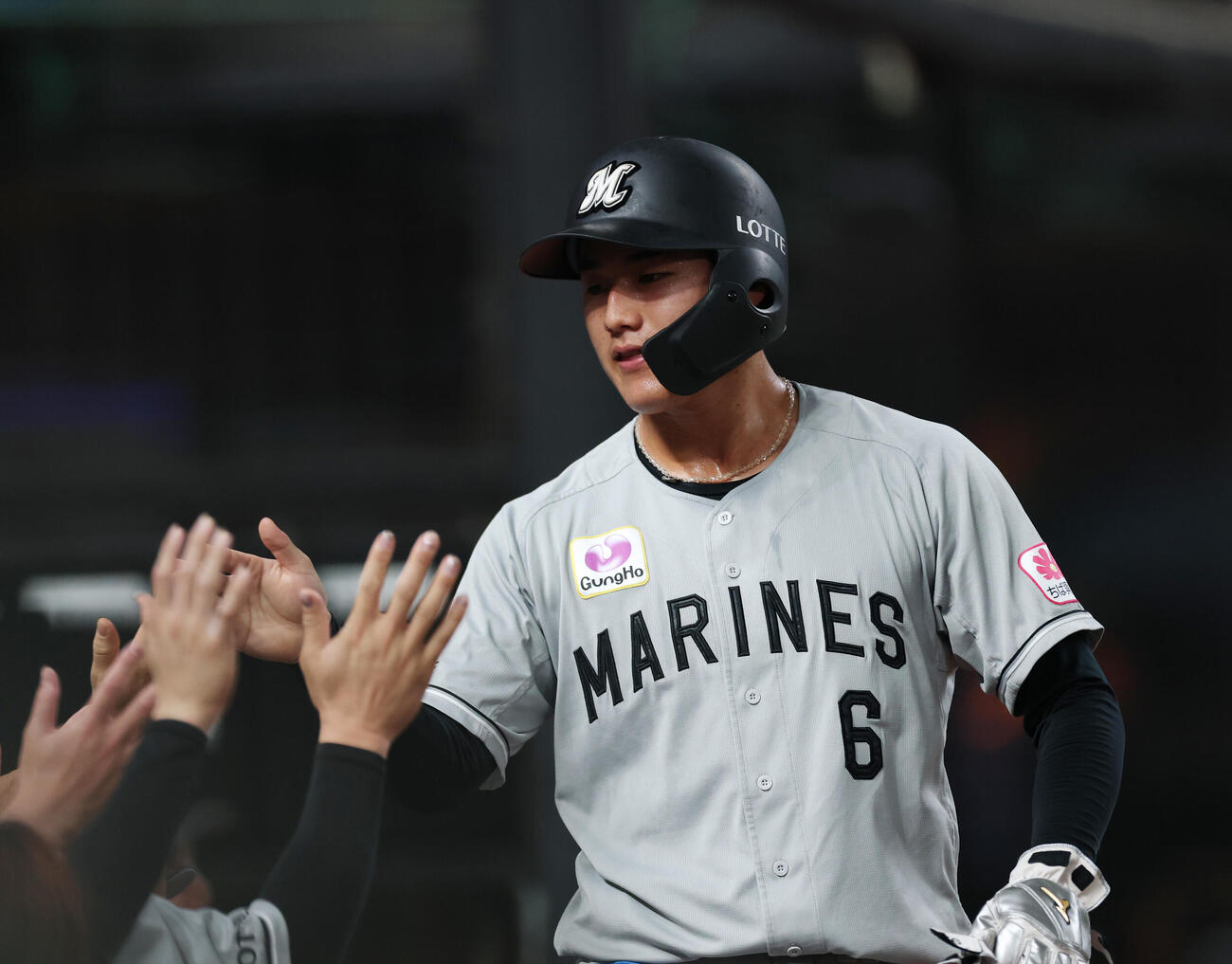 西武対ロッテ　3回表ロッテ2死三塁、山口航輝の適時打で生還しナインとタッチを交わす西川史礁（撮影・増田悦実）
