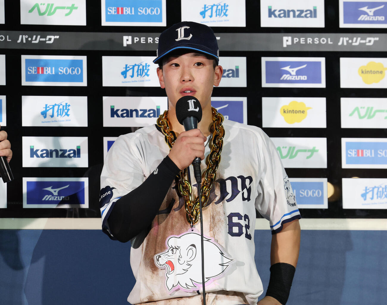 西武対ロッテ　ヒーローインタビューに応える西武滝沢夏央（撮影・増田悦実）