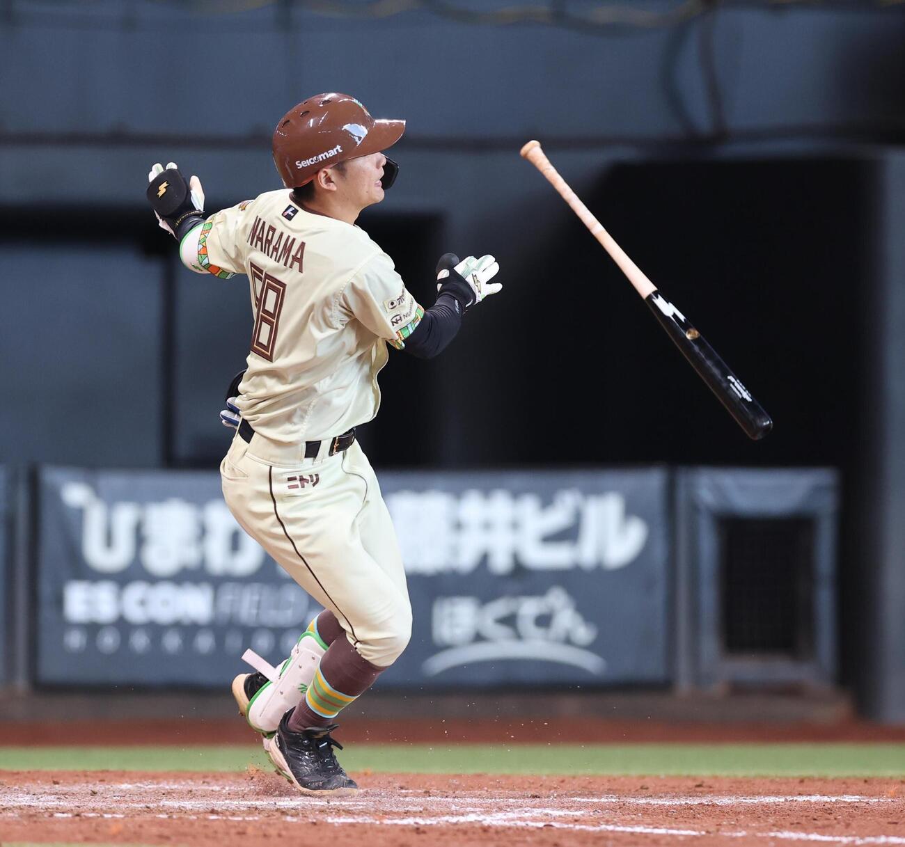 日本ハム対ソフトバンク　5回裏日本ハム無死、本塁打を放つ奈良間大己（撮影・黒川智章）