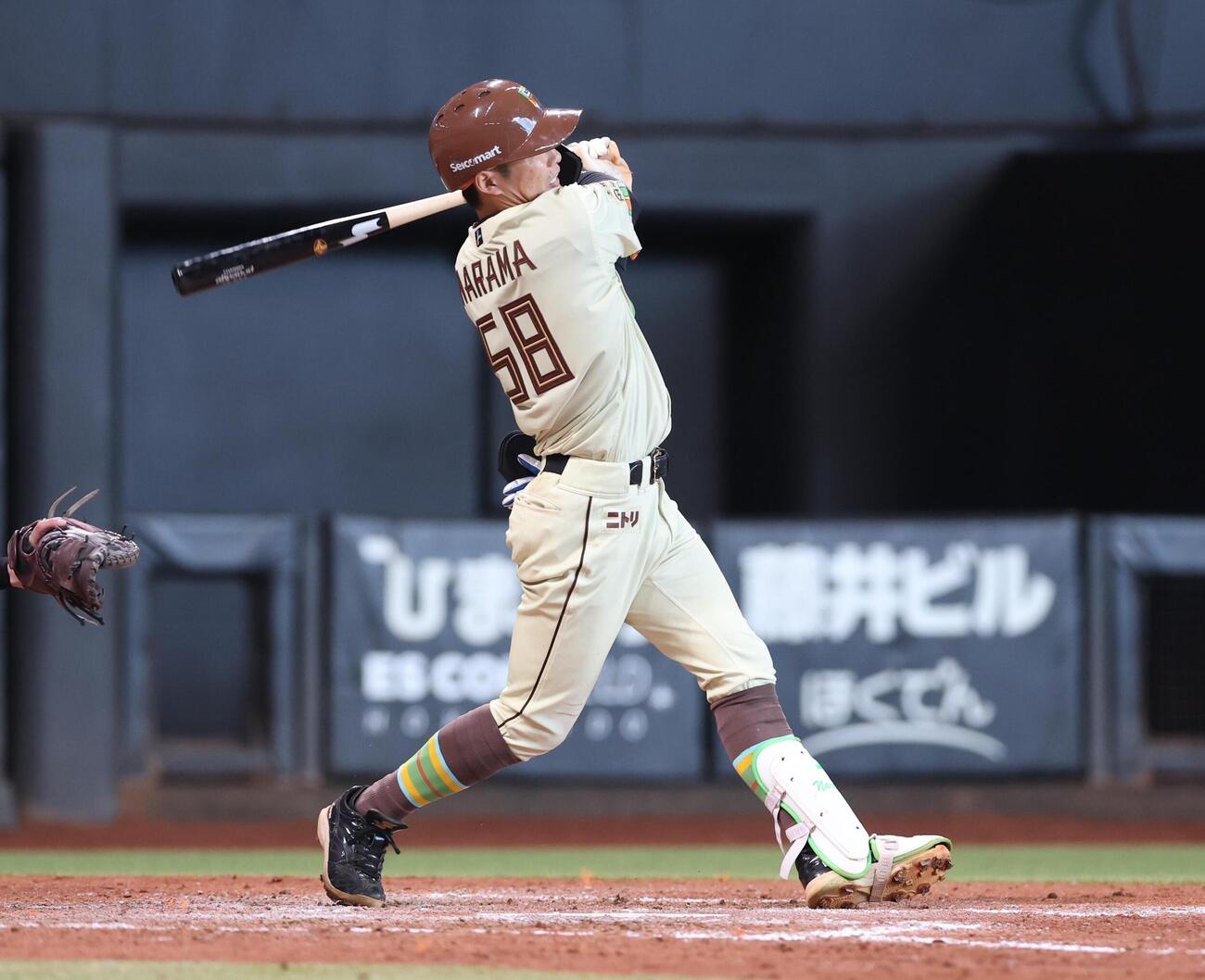 日本ハム対ソフトバンク　5回裏日本ハム無死、本塁打を放つ奈良間大己（撮影・黒川智章）