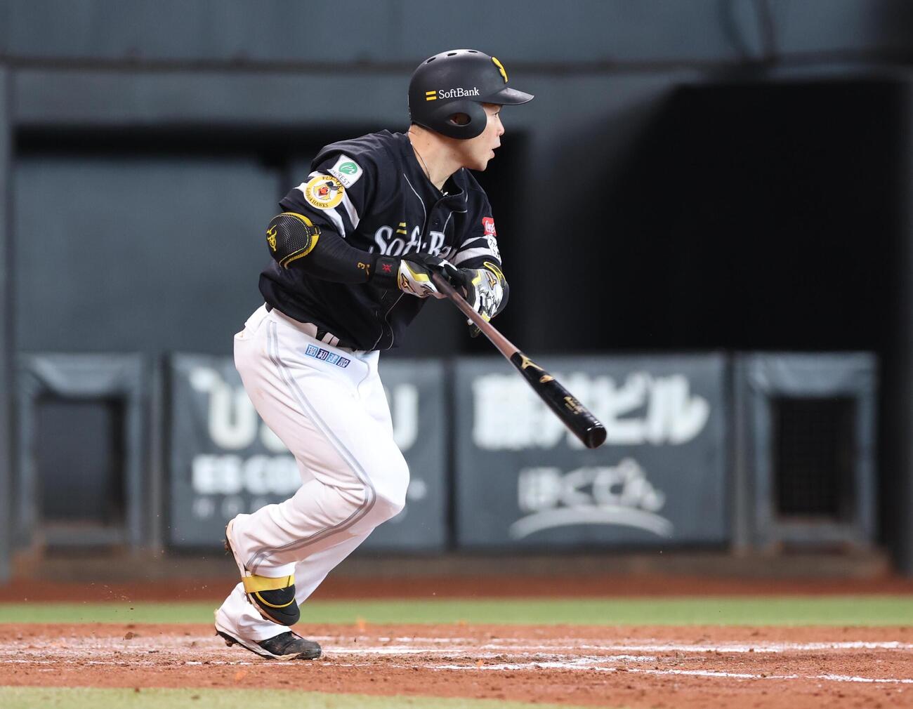 日本ハム対ソフトバンク　5回表ソフトバンク2死一、二塁、適時打を放つ近藤健介（撮影・黒川智章）