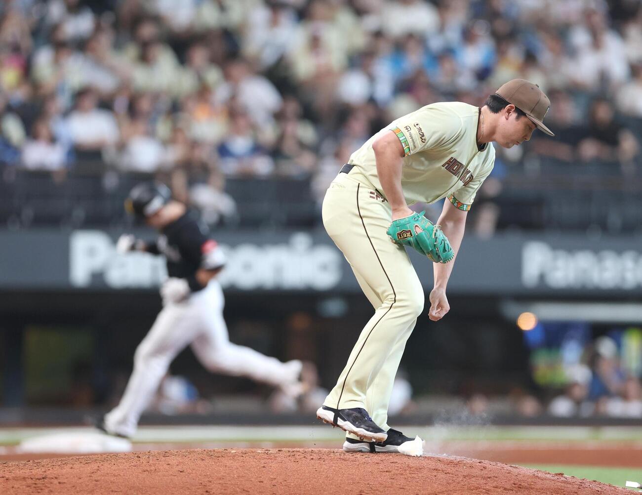 日本ハム対ソフトバンク　7回表ソフトバンク無死二塁、栗原陵矢に2点本塁打を浴びる上原健太（撮影・黒川智章）