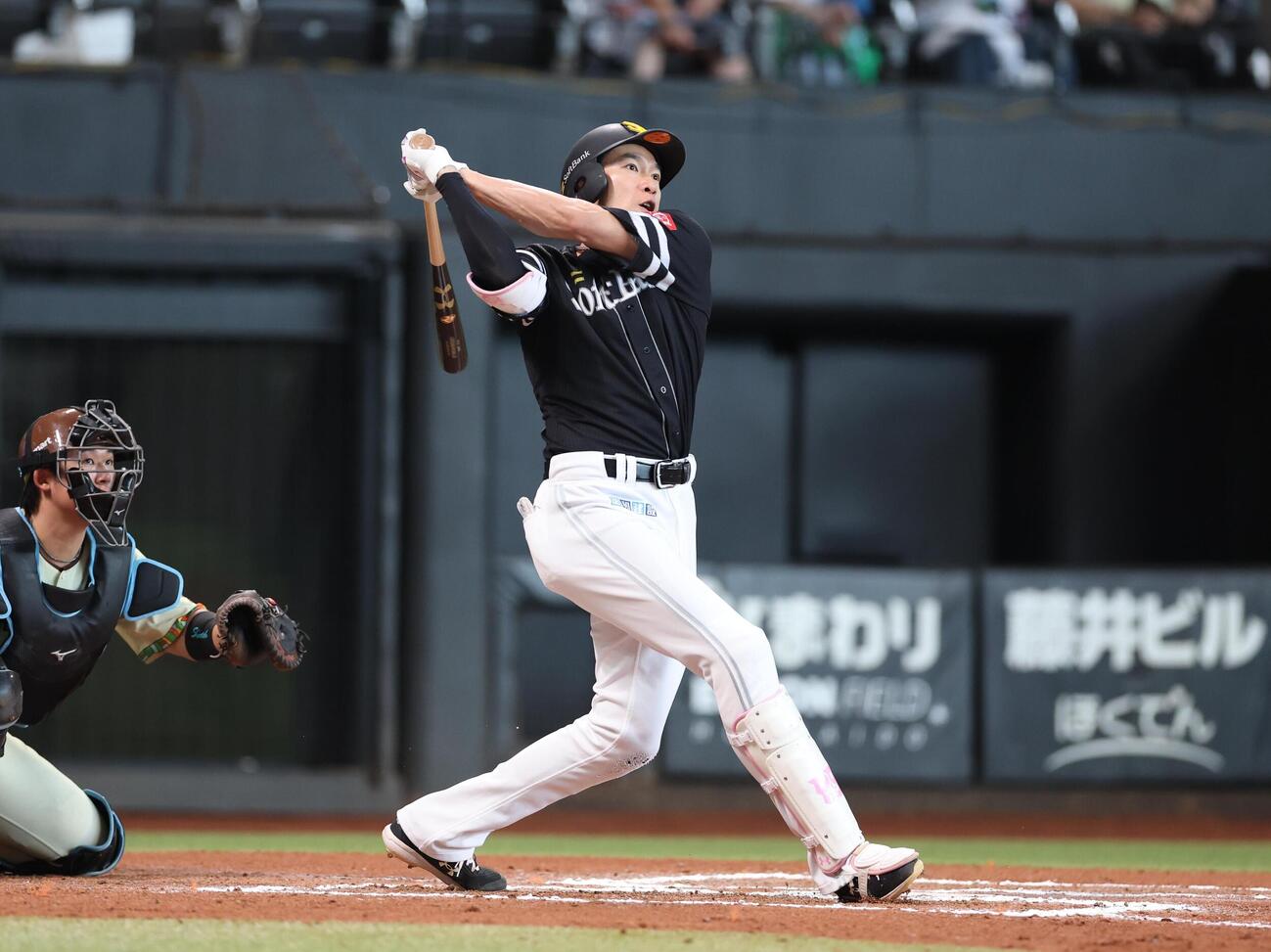 日本ハム対ソフトバンク　6回表ソフトバンク1死、本塁打を放つ柳田悠岐（撮影・黒川智章）
