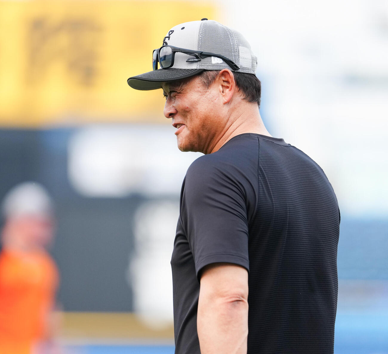 ヤクルト対巨人　試合前練習で笑顔の巨人橋上秀樹監督代行（撮影・鈴木みどり）