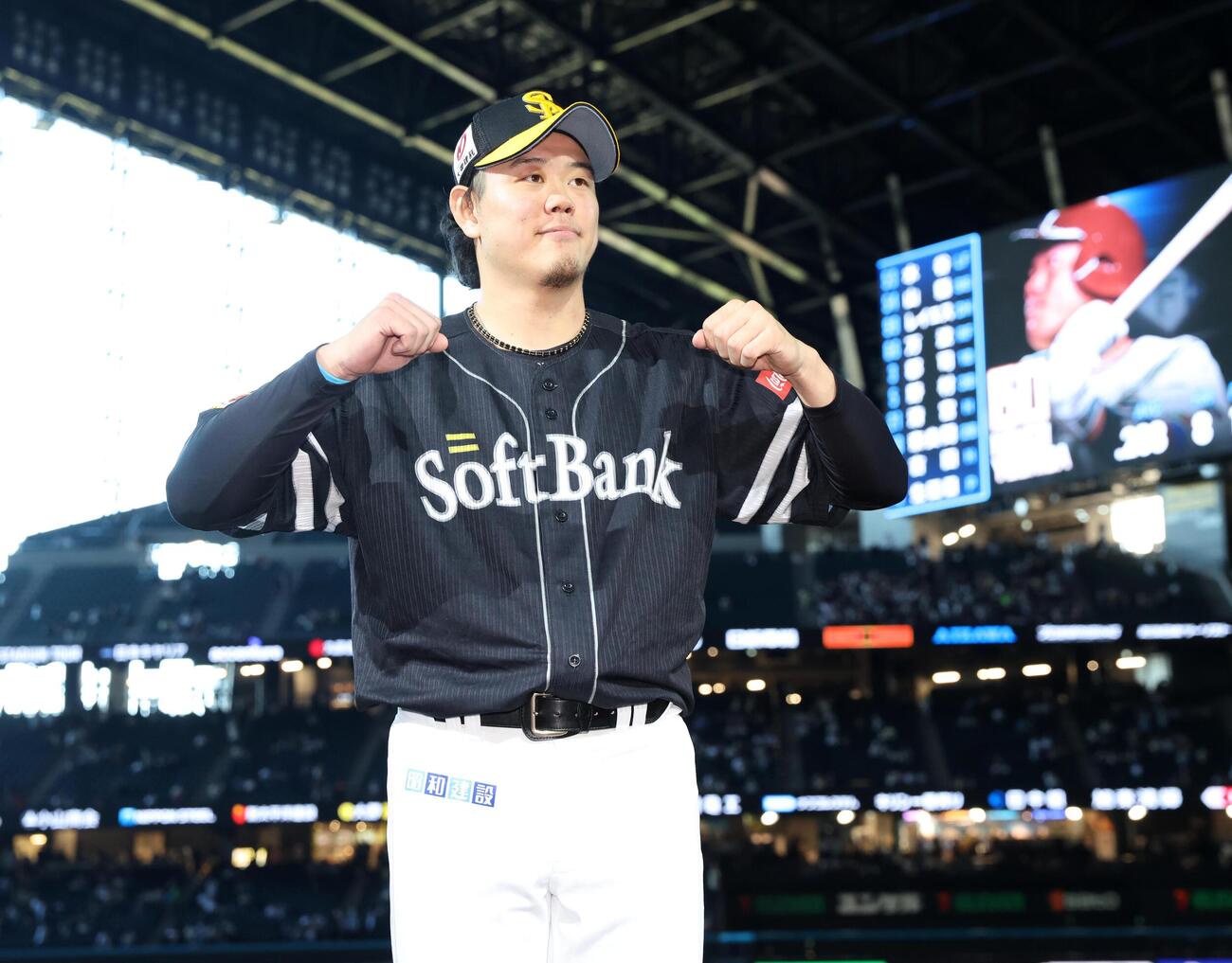 日本ハム対ソフトバンク　試合後、ポーズをとる上茶谷大河（撮影・黒川智章）