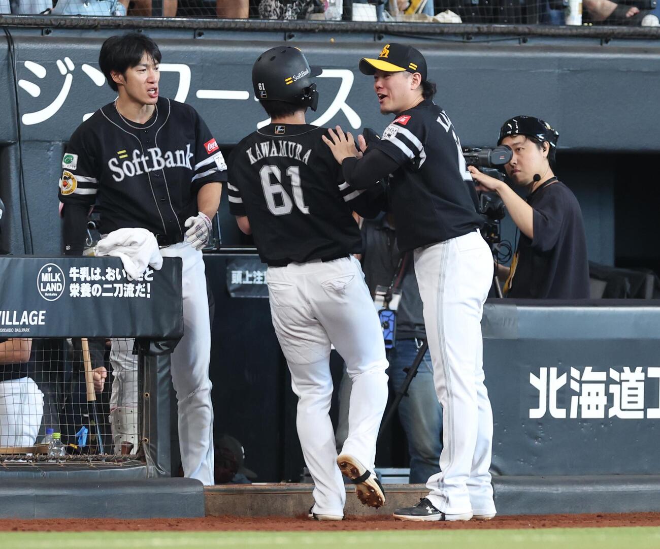 日本ハム対ソフトバンク　7回表、生還した川村友斗を出迎える上茶谷大河（撮影・黒川智章）