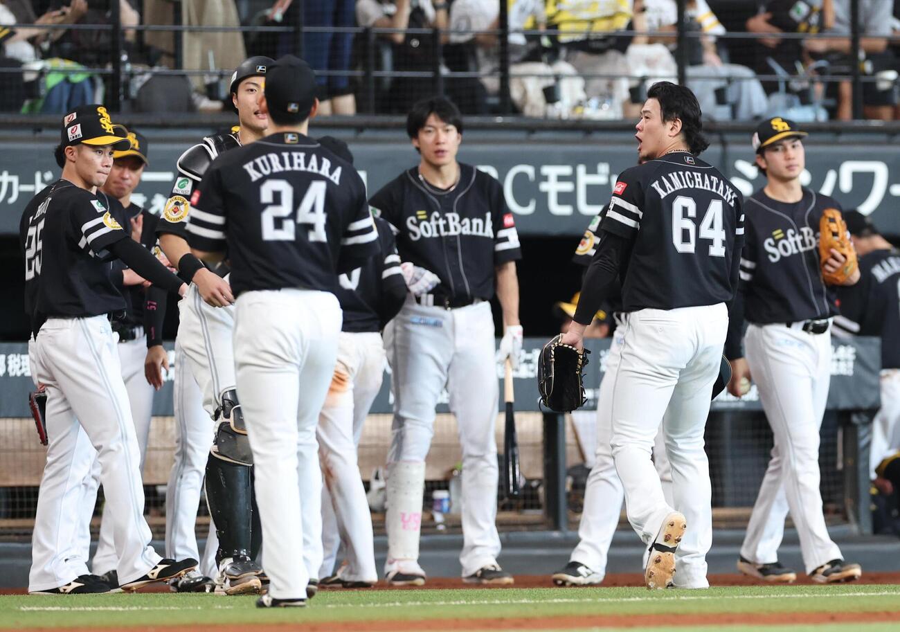 日本ハム対ソフトバンク　6回裏、無失点に抑え引き上げる上茶谷大河（右から2人目）（撮影・黒川智章）