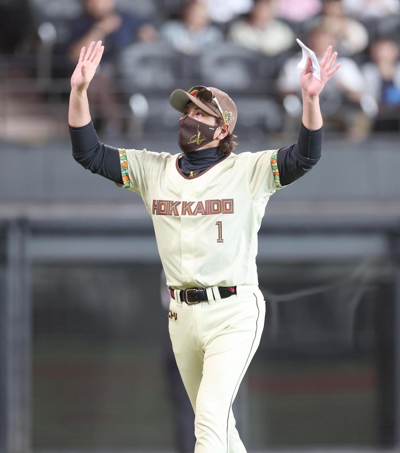 日本ハム対ソフトバンク　試合前、スタンドに向かって手を振る新庄剛志監督（撮影・黒川智章）